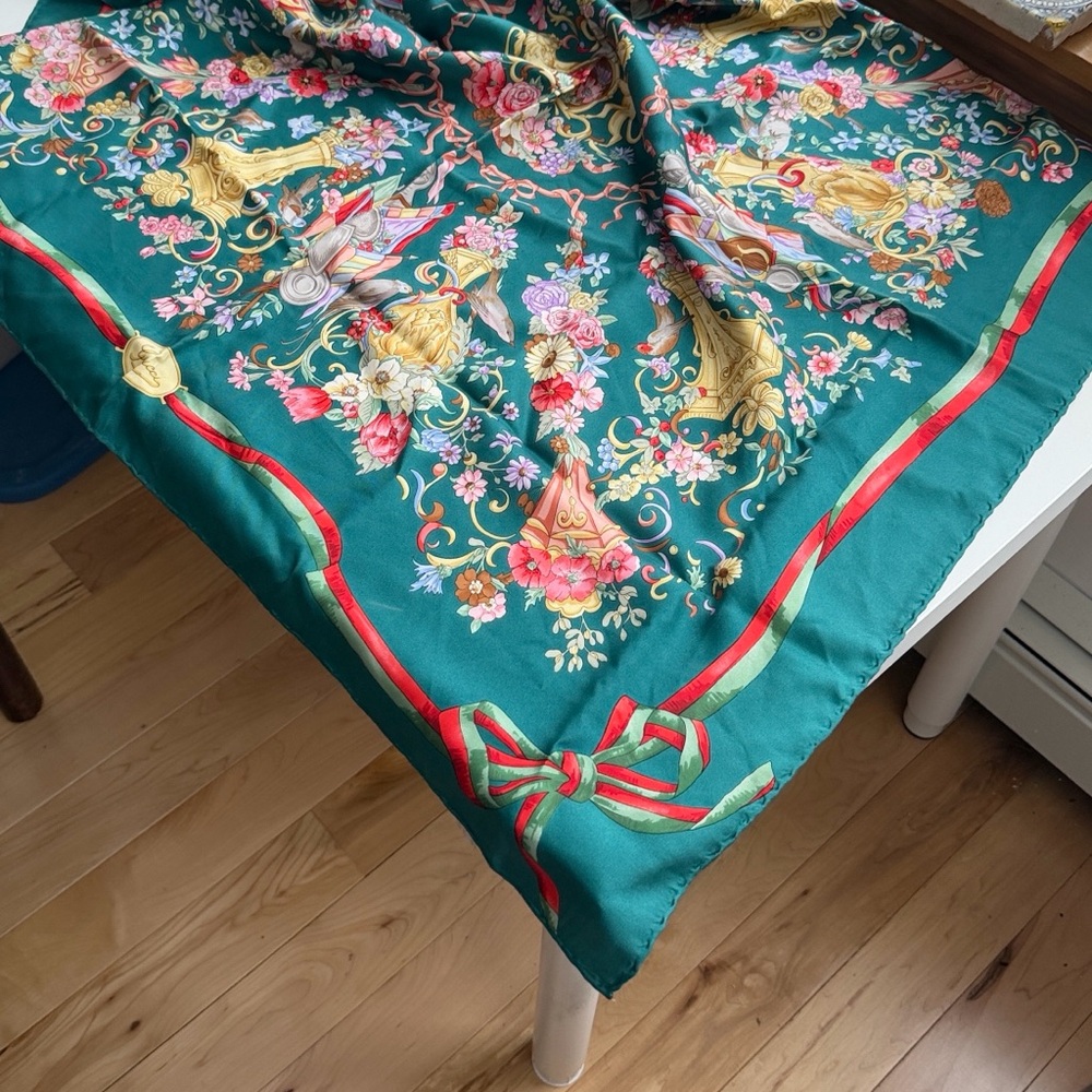 Vintage Gucci 100% Silk Scarf with Floral and Ribbon Design. Never been worn - Picture 5 of 5
